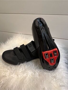 Bontrager Men's 9 Black Cycling Shoes with Red Cleats Attached
